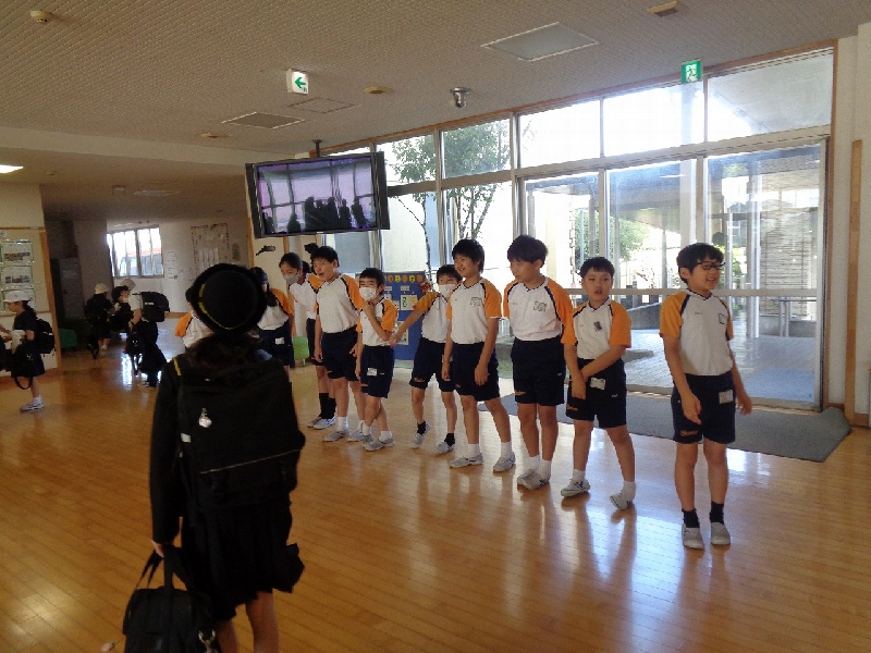登校した友達と気持ちの良いあいさつを交わしています。