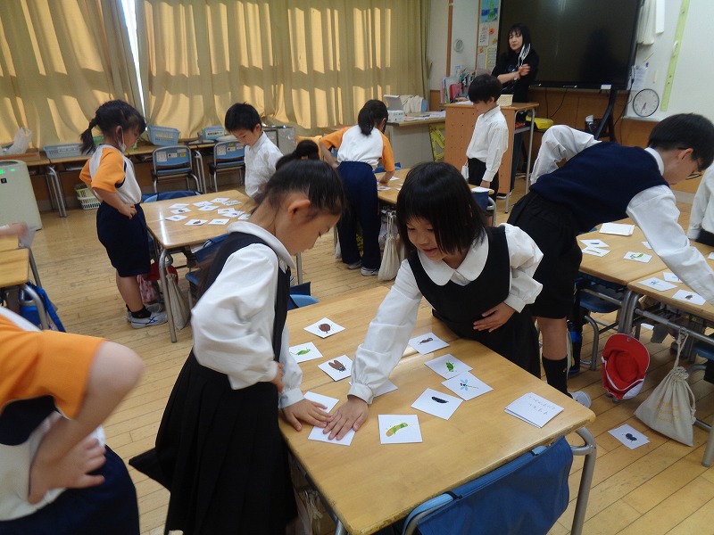 クリスマスツリーに見入る児童