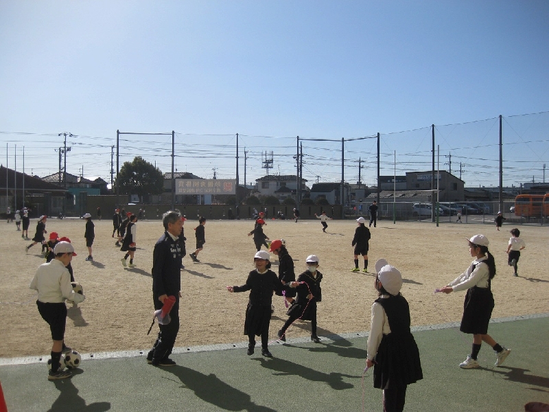 北風も何のその　元気に校庭を飛び回る子供たち