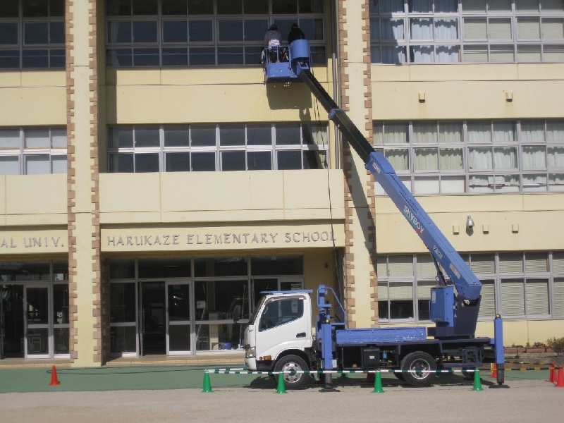 ３階の窓ガラスの清掃が入りました